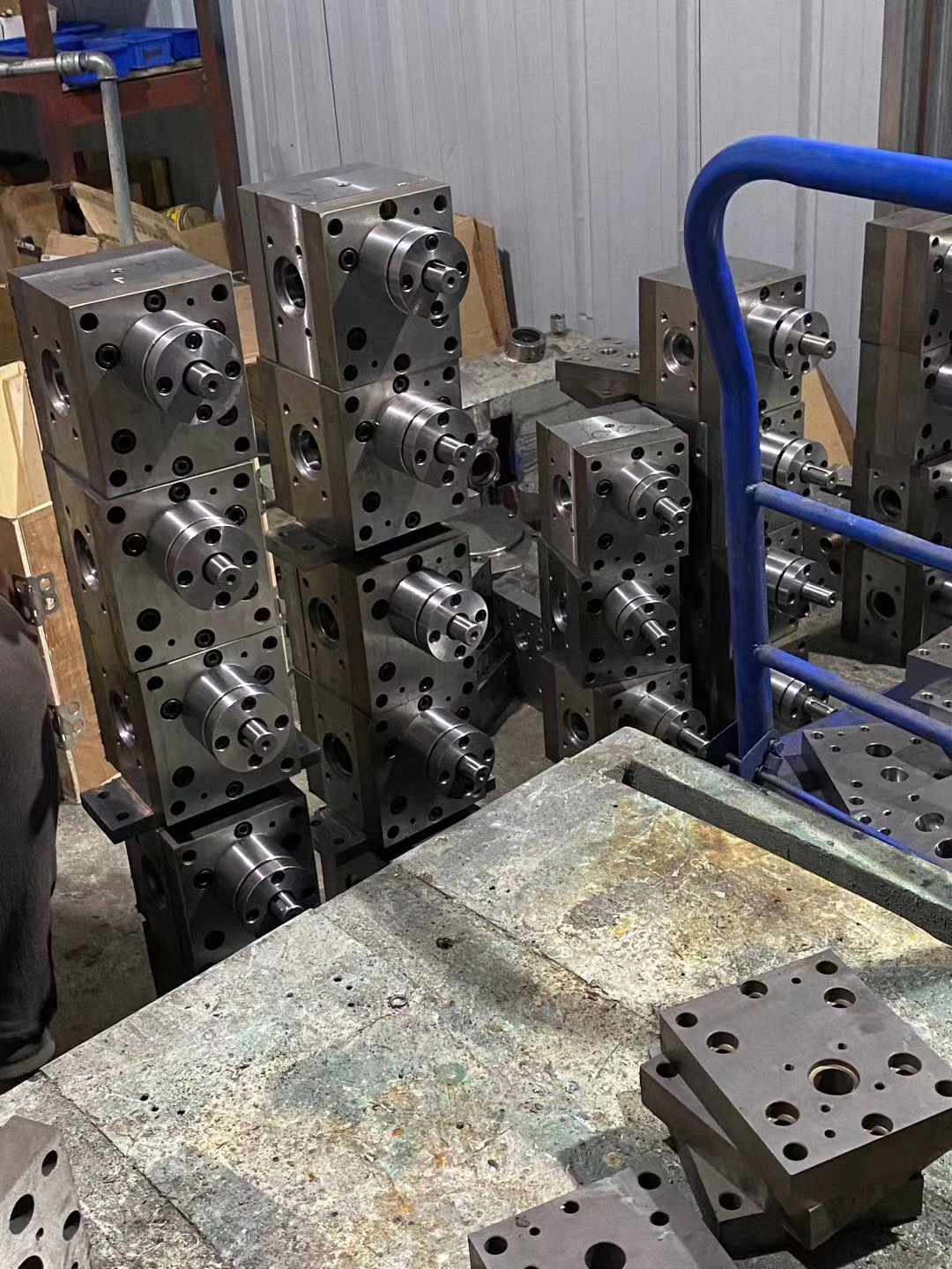 熔噴布計量泵在熔噴擠出機(jī)高壓力下平穩(wěn)輸送熔體到熔噴頭