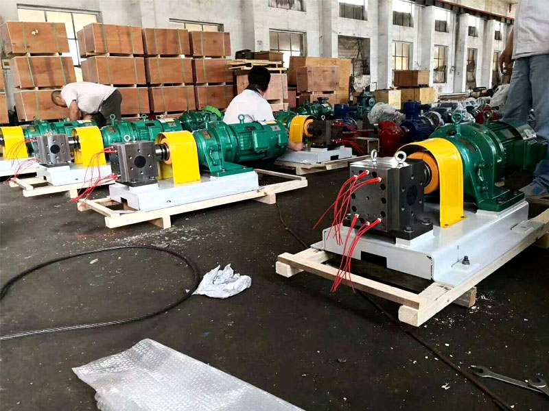熔噴布螺桿擠出機(jī)高精度熔體計量泵輸送熔體到噴頭噴布質(zhì)量好